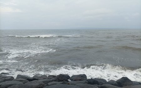 Lebih Beach: Harmoni Alam dan Kuliner di Pantai Berpasir Hitam Bali