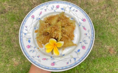Jaje Lukis: Sweet and Savory from Glutinous Rice with Grated Coconut and Drizzled Palm Sugar
