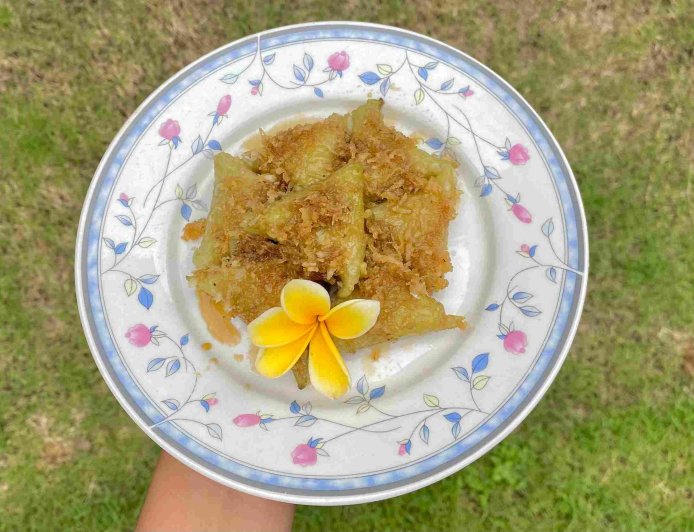 Jaje Lukis: Sweet and Savory from Glutinous Rice with Grated Coconut and Drizzled Palm Sugar