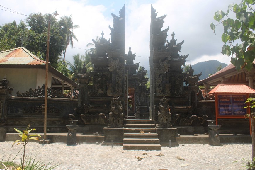 The Uniqueness of 5 Temples in Les-Penuktukan Traditional Village