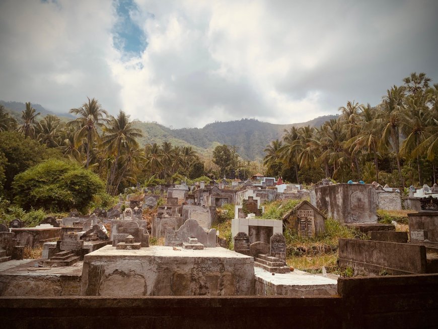 Menguak Keunikan Ritual Pemakaman di Desa Les : Tanpa Api dan Tanah