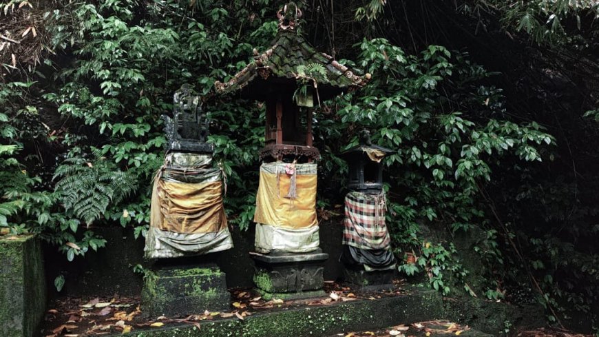 Ritual Melukat Keris di Pura Pesiraman Umejero