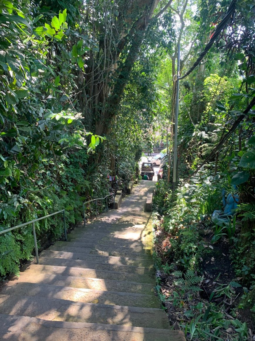 Eksplorasi Visual: Keliling Penestanan​ Stairs dengan 360