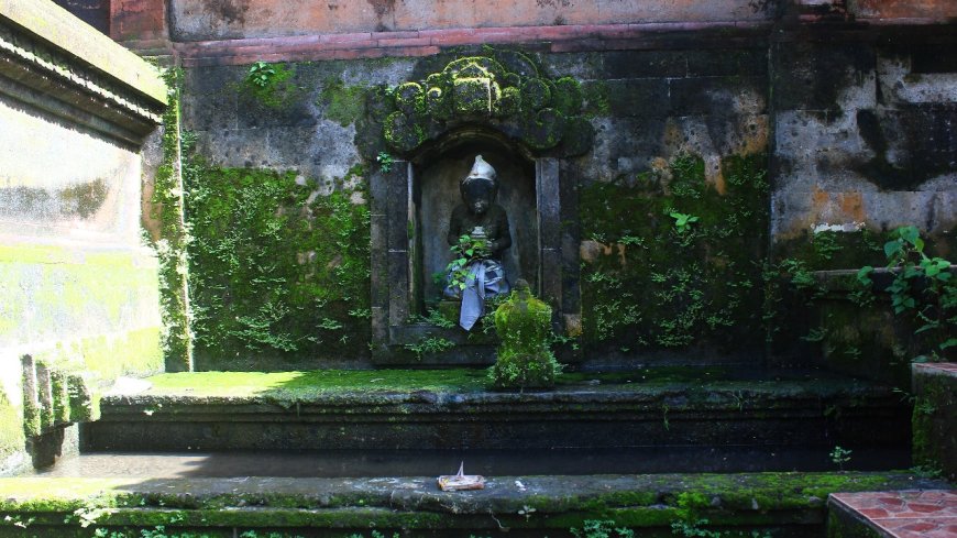 Beji Pura Puseh Bedha: Jejak Sejarah Ratu Gede Kebo Iwa di Mata Air Suci Bali