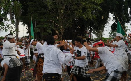 From a Famine-Repelling Ritual to a Symbol of Brotherhood: The Story of the "Perang Tipat Bantal" in Dalung