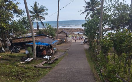 Batu Lumbang Beach: A Natural Sea Window on the Cliffs of Selemadeg