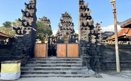 Batu Bolong Temple Canggu: The Sacred Well of Danghyang Nirartha and the Shrine atop the Coral Rock