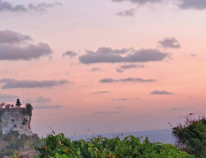Senja Abadi di Bukit Batu Jaran: Menghadap Megahnya Pura Uluwatu