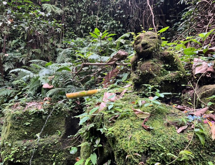 Beji Golok as a Sacred Patirtan and Melukat Site in Kediri