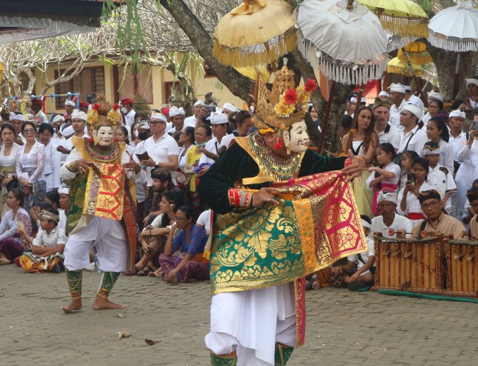 Di Balik Topeng Wayang Wong: Menguak Kisah Pahlawan yang Abadi di Pura Taman Pule