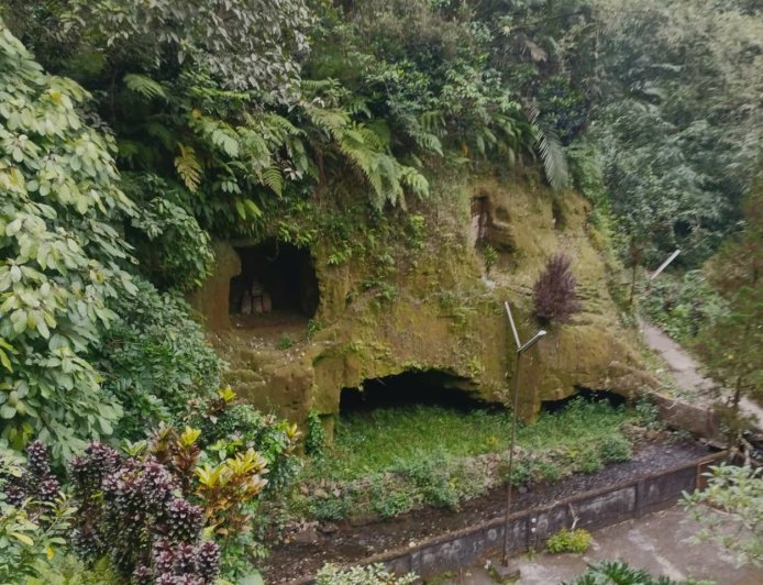 Beji Patirthaan Yeh Gangga: Tirta Keselamatan dan Ceruk Sakral di Tebing Tabanan