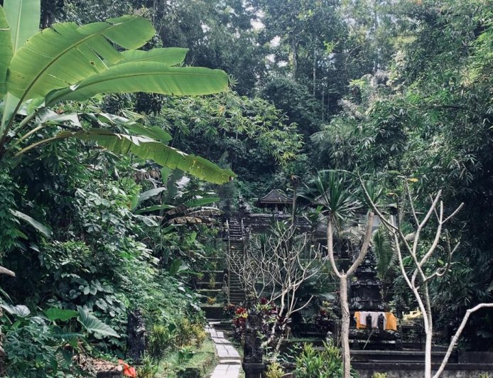 Menyibak Rimbun Bambu, Menemukan Kedamaian di Pura Beji Meninting