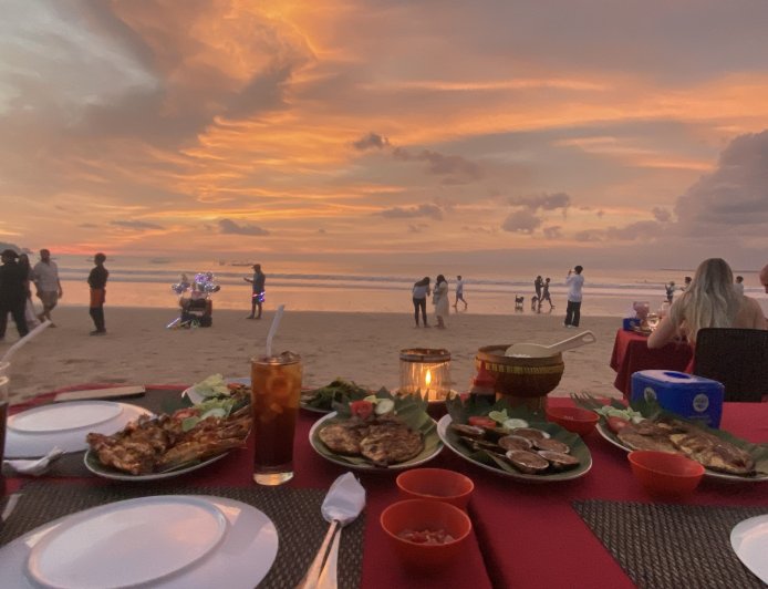 Pantai Muaya Jimbaran: Menyantap Kerang Madu dan Ikan Bakar di Tengah Sunset Keemasan