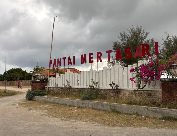 Pantai Mertasari: Ketika Alam, Seni, dan Spirit Bali Menyatu