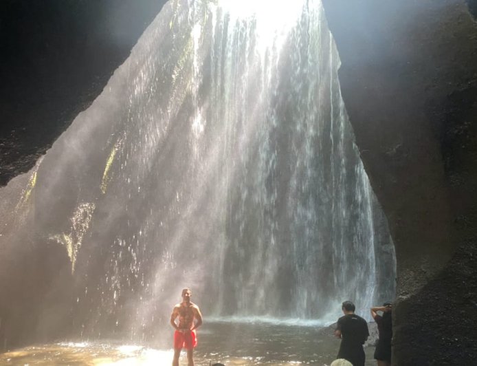 Tukad Cepung: Menyingkap Tirai Air Terjun di Jantung Gua