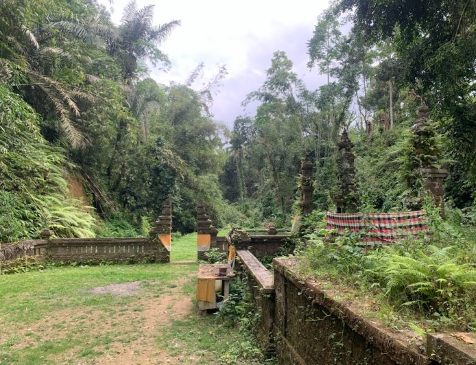 Melukat Sambil Menatap Lembah, Pengalaman Magis di Beji Candi Kuno  yang Jarang Diketahui