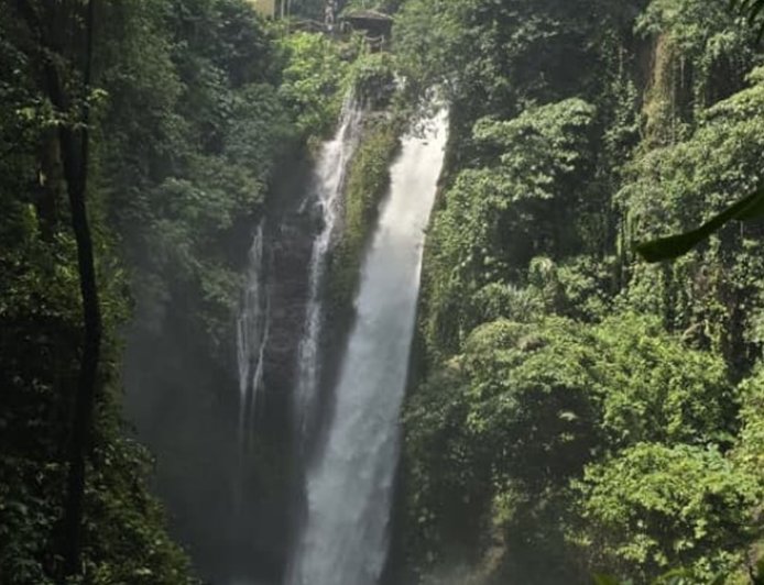 Aling-Aling: Simfoni Alam, Tebing Kembar, dan Loncatan Berani