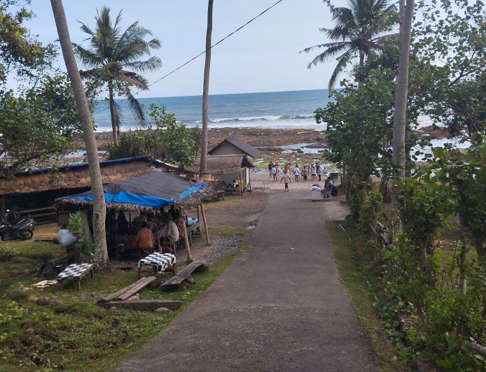 Pantai Batu Lumbang: Jendela Laut Alami di Tebing Karang Selemadeg