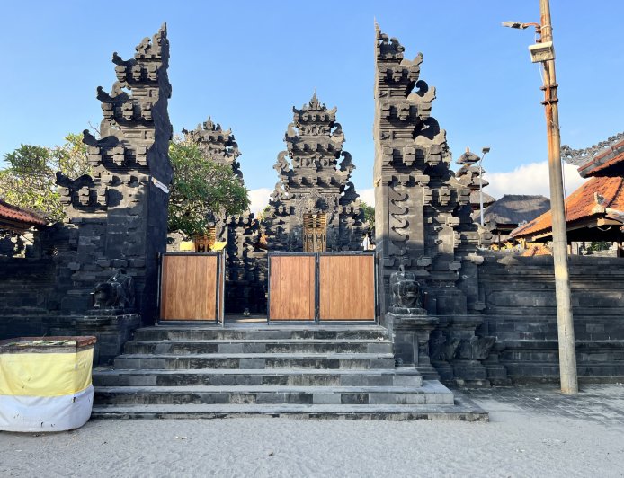 Pura Batu Bolong Canggu: Sumur Suci Danghyang Nirartha dan Pelinggih diatas Batu Karang