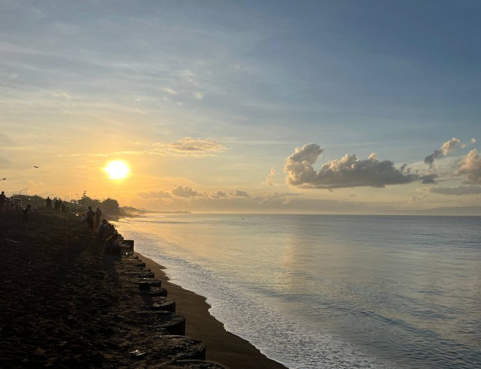 Memburu Fajar Emas di Pantai Siyut