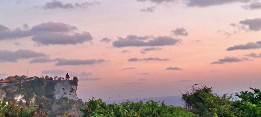 Eternal Sunset at Batu Jaran Hill: Facing the Majesty of Uluwatu Temple