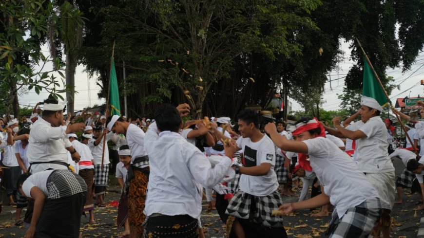 From a Famine-Repelling Ritual to a Symbol of Brotherhood: The Story of the "Perang Tipat Bantal" in Dalung