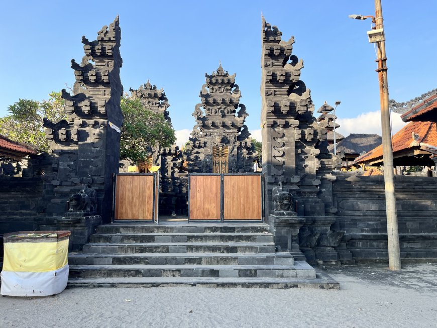 Batu Bolong Temple Canggu: The Sacred Well of Danghyang Nirartha and the Shrine atop the Coral Rock