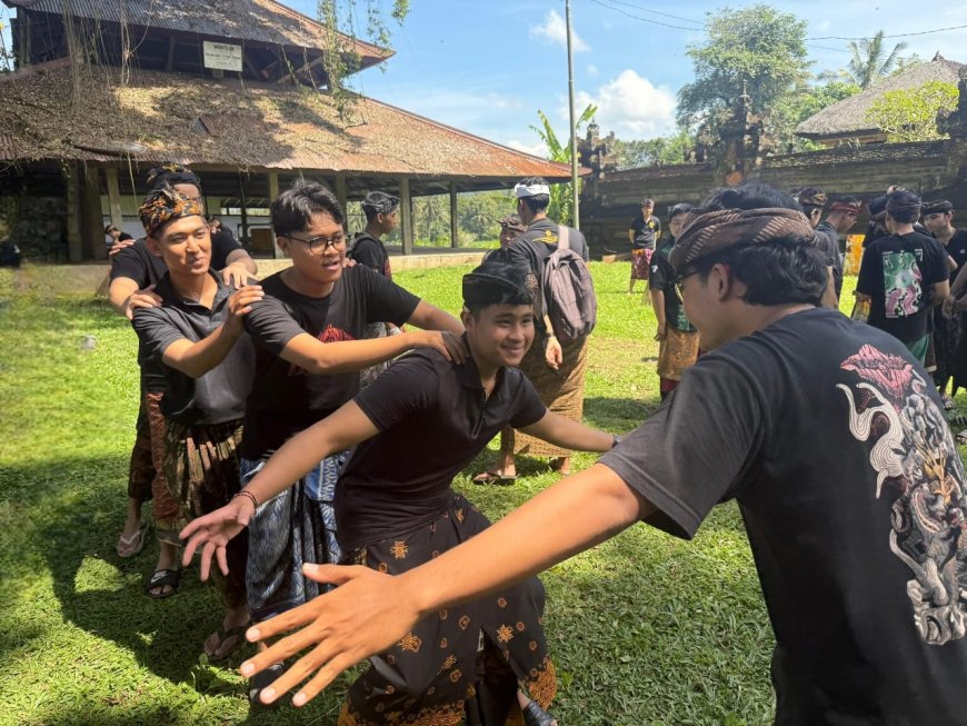 Goak Maling, a Traditional Balinese Game For Teamwork Sharpening.
