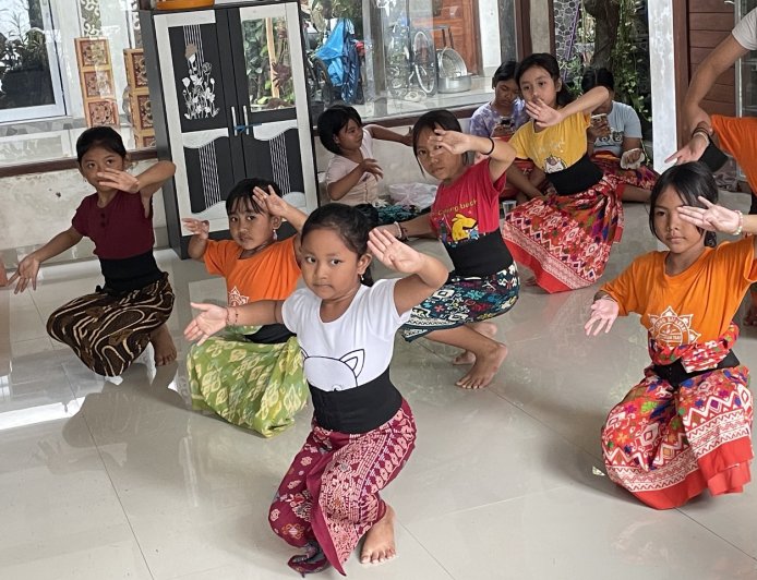 Legong Bidadari Cultural Arts Studio: The Graceful Steps of Heavenly Maidens Weaving Prayers, Guarding the Hidden Flame on the Stage of Time