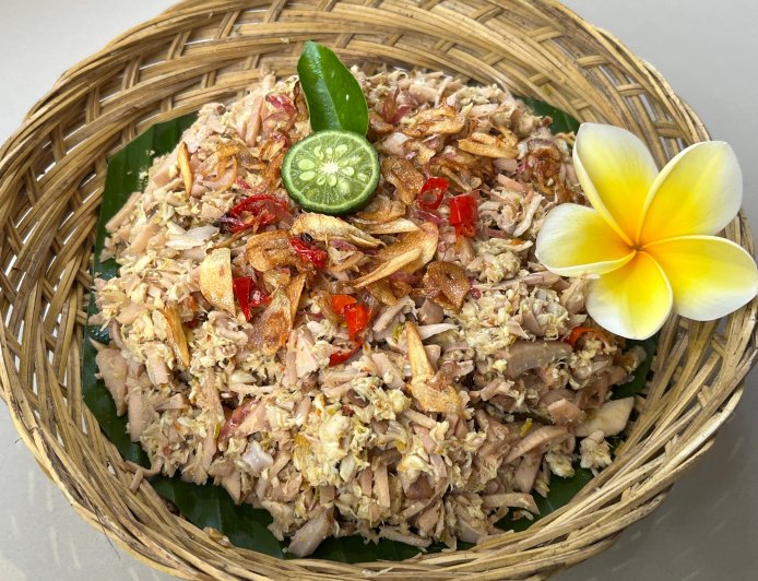 Lawar Klungah: Sajian Kelapa Muda dan Basa Genep yang Hidup dalam Tradisi Kuliner Bali Barat