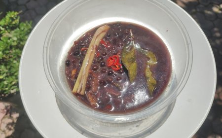 Jukut Undis: A Traditional Balinese Dish Made from Pigeon Peas Cooked with Sambal Mbe