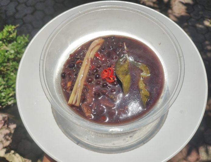 Jukut Undis: A Traditional Balinese Dish Made from Pigeon Peas Cooked with Sambal Mbe