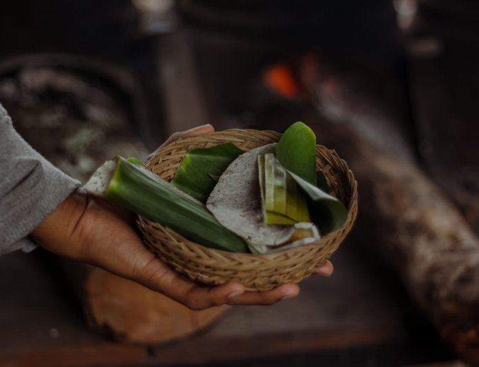 Laklak Biu Men Bayu: Crepes Tradisional Bali yang Lahir dari Tungku Tanah Liat