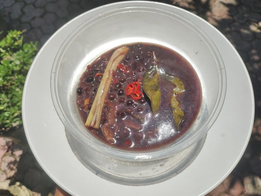Jukut Undis: A Traditional Balinese Dish Made from Pigeon Peas Cooked with Sambal Mbe