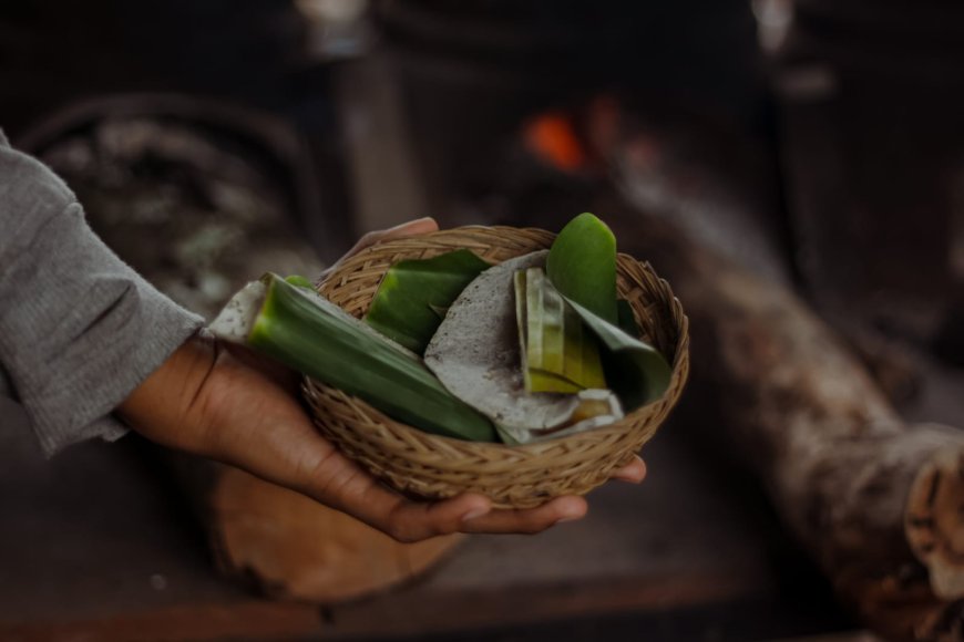 Laklak Biu Men Bayu: A Traditional Balinese Crêpe Born from a Clay Stove