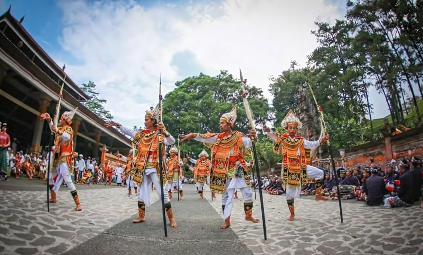Tari Baris Gede: The Tale of Great Warriors' Valor in Defending Dharma