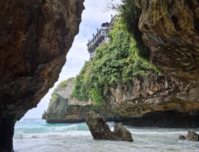 Blue Traces at the Southern Tip of Bali: The Panorama of Blue Point Beach in the Uluwatu Area