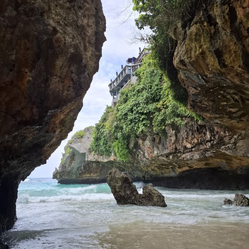Blue Traces at the Southern Tip of Bali: The Panorama of Blue Point Beach in the Uluwatu Area