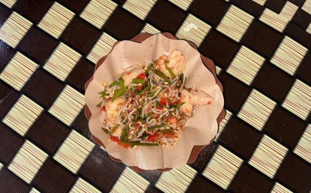 Tipat Plecing: Perpaduan Sempurna Ketupat Tradisional dan Kangkung Bersiram Sambal Mentah Segar