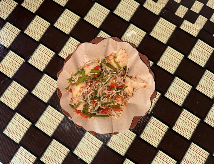 Tipat Plecing: The Perfect Blend of Traditional Ketupat and Water Spinach in Raw Sambal
