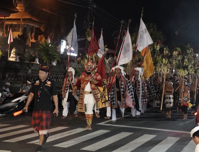 Cheers and Spears in the Ngerebeg Matiti Suara Blahkiuh Tradition