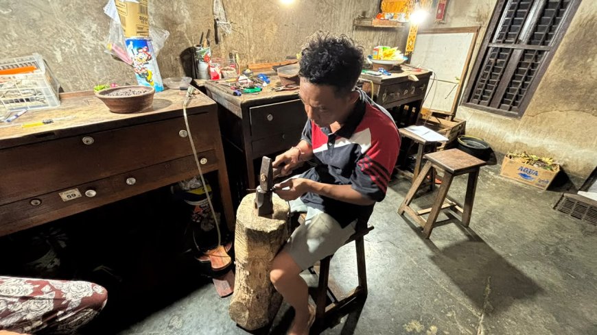 Between Hammer, Prayer, and Modern Trends: The Other Side of Gold Craftsmanship Regeneration in Klungkung