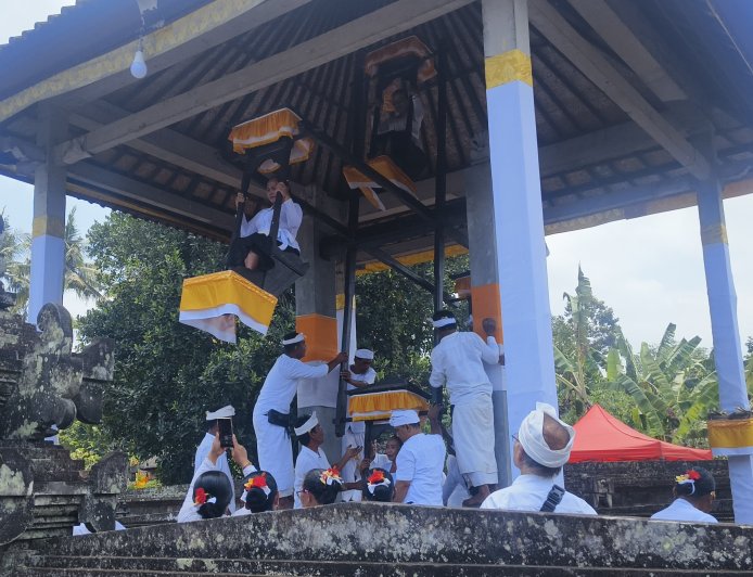Meayunan di Pura Gunung Sari: Tradisi bagi Perempuan Menopause yang Telah Disucikan